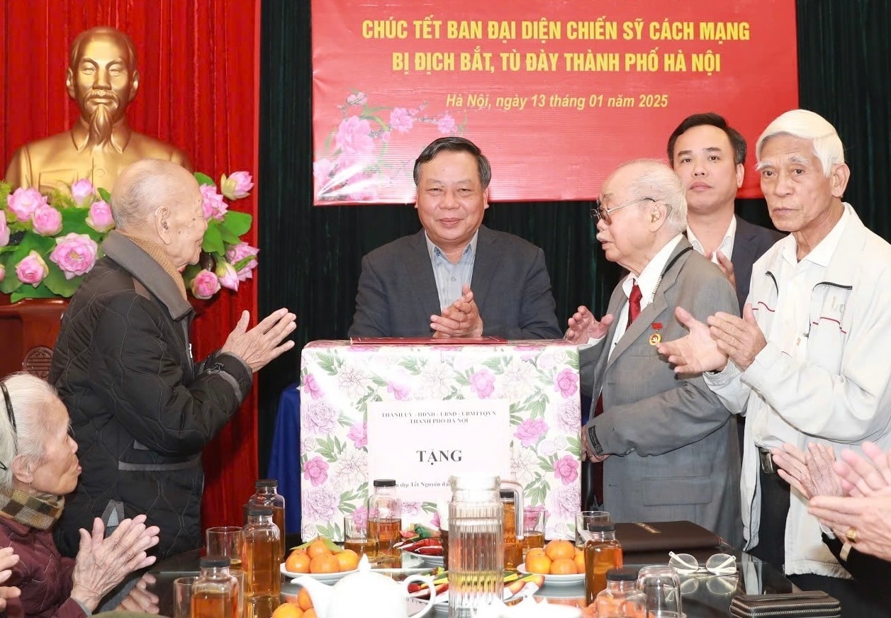 Đồng chí Nguyễn Văn Phong thăm, chúc Tết Ban đại diện Chiến sĩ cách mạng bị địch bắt, tù đày