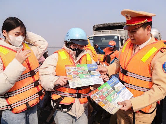 Bảo đảm an toàn giao thông đường thủy trên các tuyến sông Đà, sông Hồng