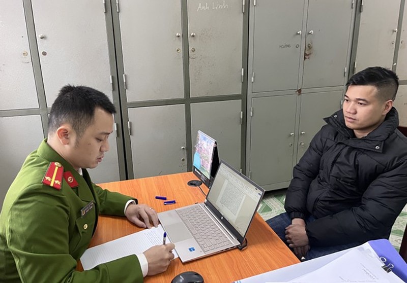 Đối tượng Nguyễn Phùng Thắng tại cơ quan công an