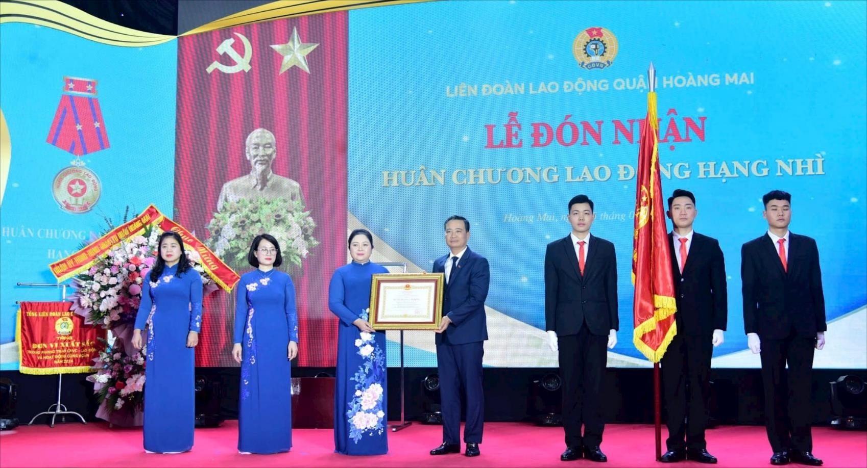 Liên đoàn Lao động quận Hoàng Mai đón nhận Huân chương Lao động hạng Nhì