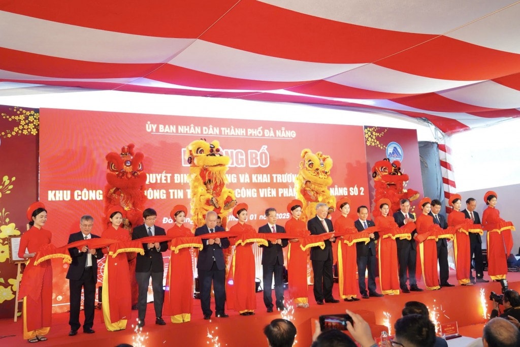 Các đại biểu cắt băng khai trương Khu công nghệ thông tin tập trung Công viên phần mềm Đà Nẵng số 2
