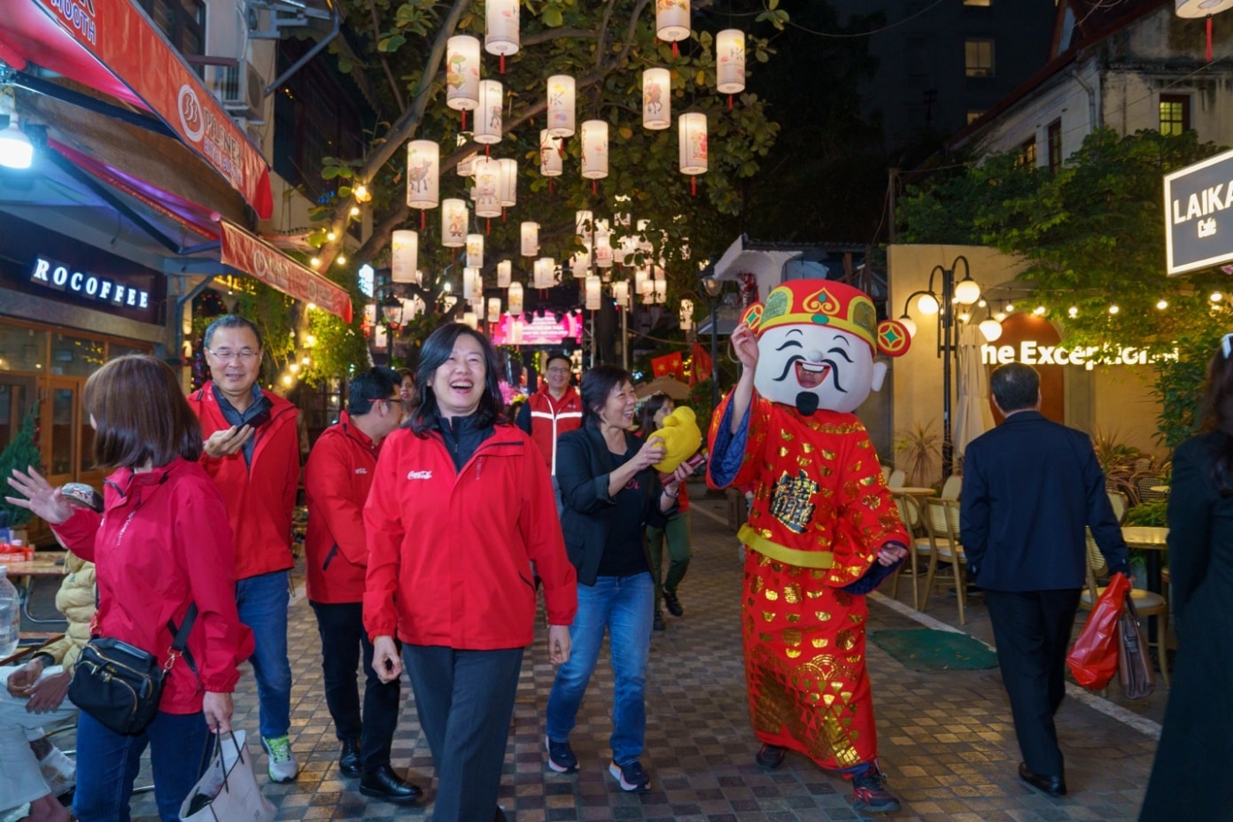 Ra mắt vào tháng 3-2024, “Coca-Cola Foodmarks - Quán đỉnh, chuyện hay” là nền tảng quảng bá các hàng quán ẩm thực đường phố tại Việt Nam bằng việc kết nối Coca-Cola, các hàng quán ăn có món ngon chất lượng, không gian vệ sinh và dịch vụ chu đáo, người tiêu dùng và nhà sáng tạo trẻ. 