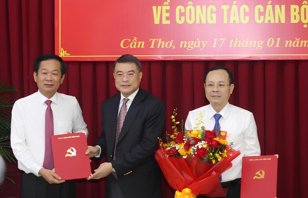 Ủy viên Bộ Chính trị, Bí thư Trung ương Đảng, Trưởng Ban Tổ chức Trung ương Lê Minh Hưng (giữa) trao quyết định cho đồng chí Đỗ Thanh Bình (bìa trái) và đồng chí Nguyễn Văn Hiếu (bìa phải).