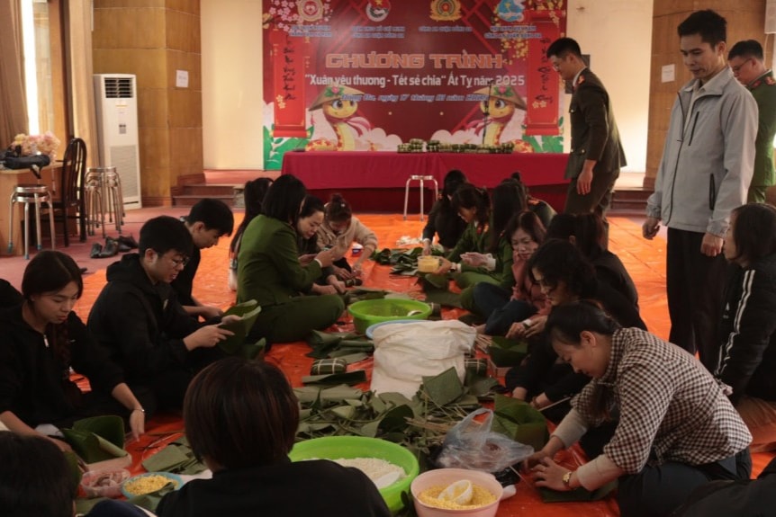 Đồng chí công an quận Đống Đa cùng CLB Thanh Tâm Hà Nam cẩn thân gói từng chiếc bánh mang đến cho các em nhỏ có hoàn cảnh khó khăn