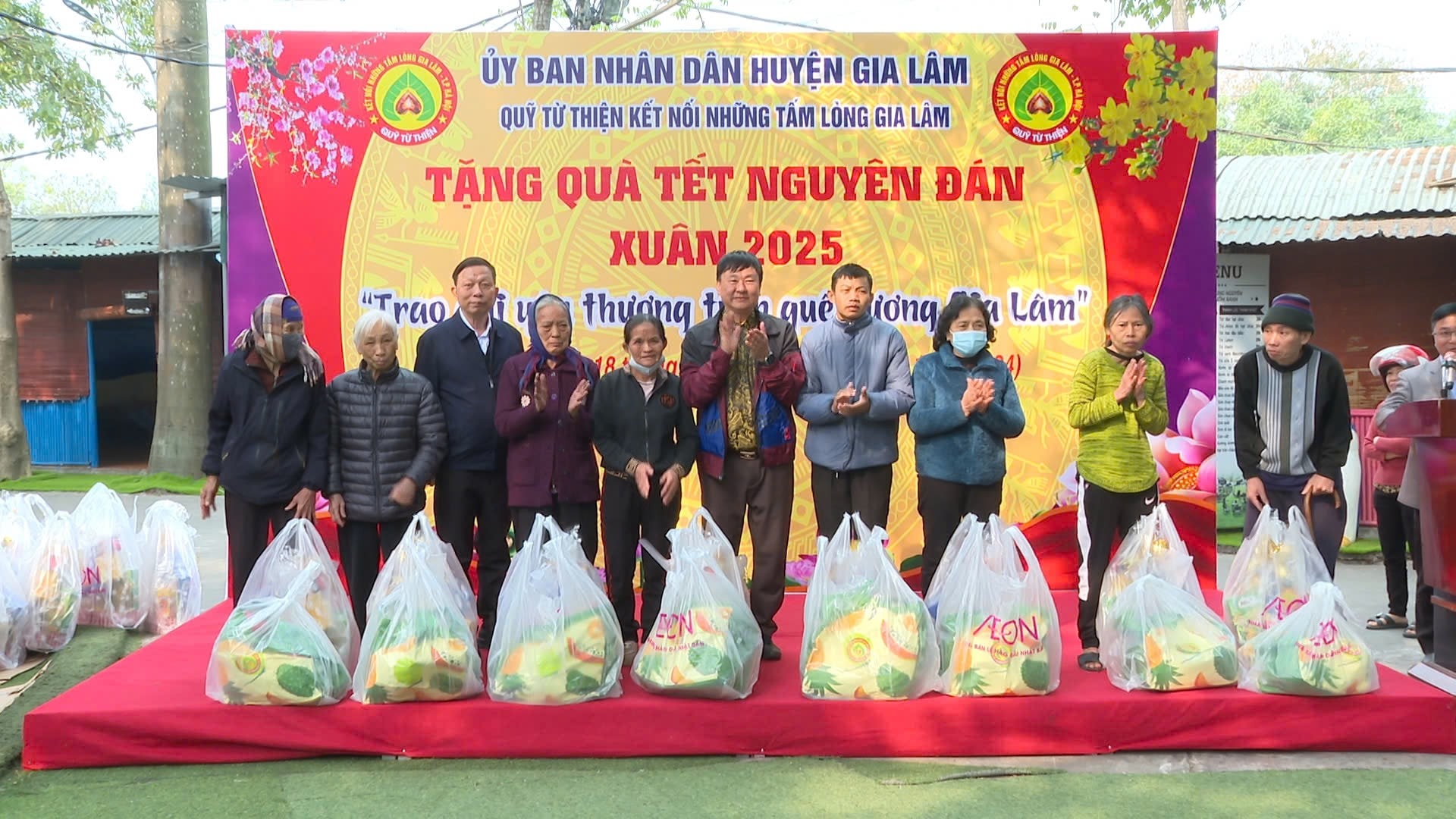 Quỹ từ thiện kết nối những tấm lòng huyện Gia Lâm trao gần 1.000 suất quà cho các hộ khó khăn