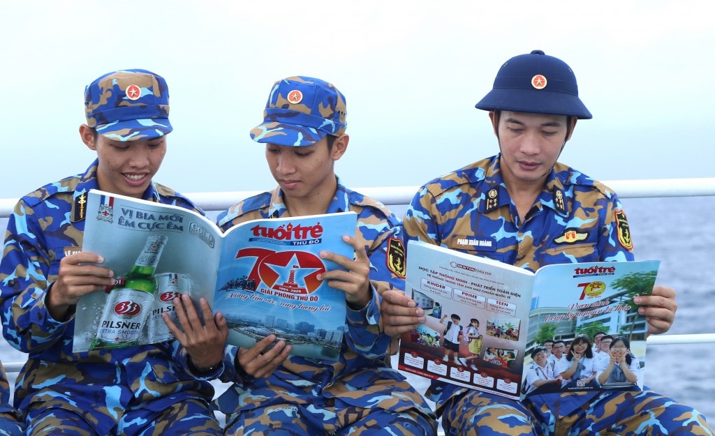 Cán bộ chiến sĩ đọc Báo Tuổi trẻ Thủ đô