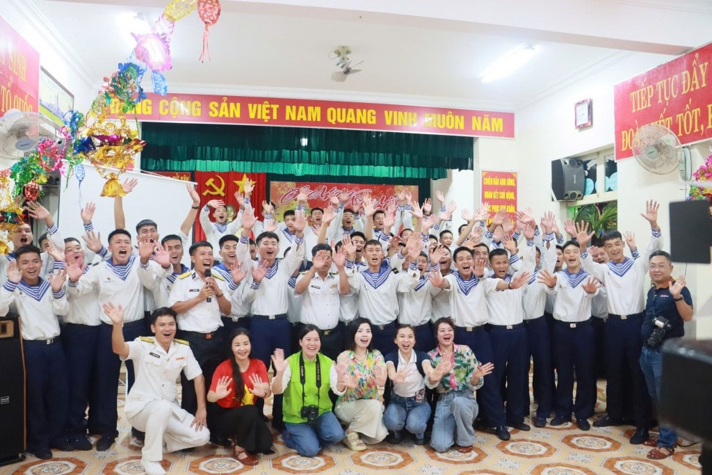 Cán bộ chiến sĩ cùng đoàn công tác từ đất liền, trong đó có những người con của Thủ đô 