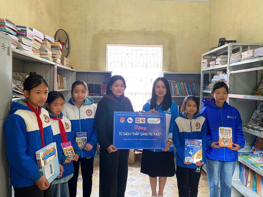 Đại diện Ban Tổ chức trao tặng
