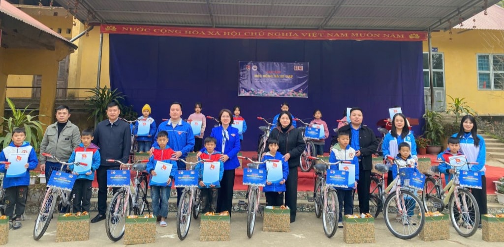 Ban Tổ chức trao tặng quà và xe đạp tới các em học sinh khó khăn