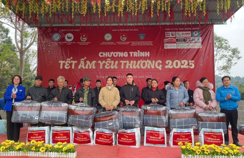 Những món quà thiết thực được gửi trao tới đồng bào vùng khó