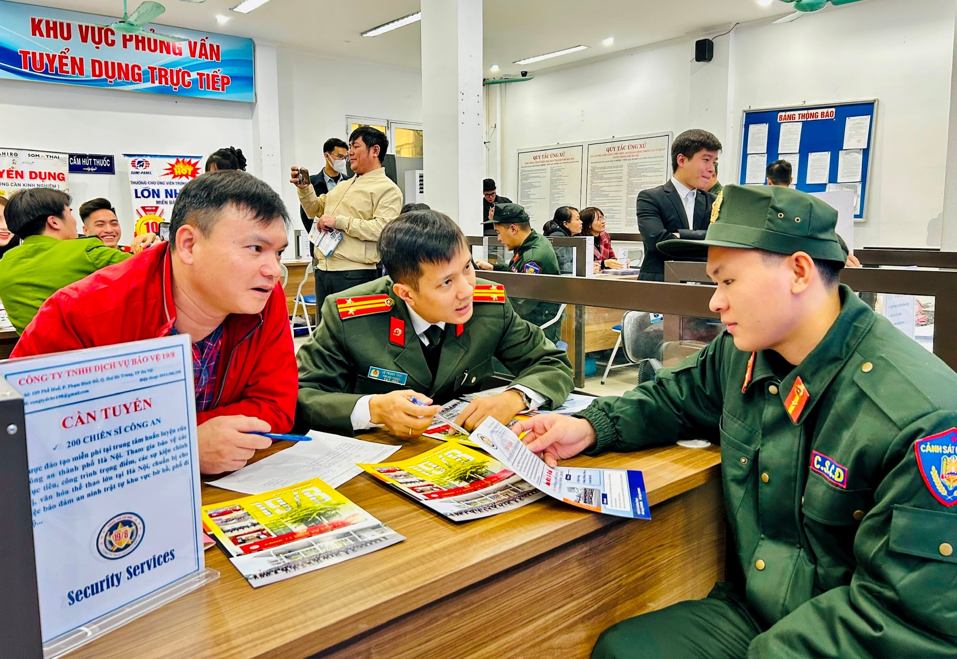 hoat-dong-tu-van-huong-nghiep-tuyen-dung-tai-phien-giao-dich-viec-lam-chuyen-de-danh-cho-chien-si-nghia-vu-cong-an-xuat-ngu-ngay-16-1-2025-tai-215-trung-kinh-ha-noi-.-anh-thu-minh.jpg