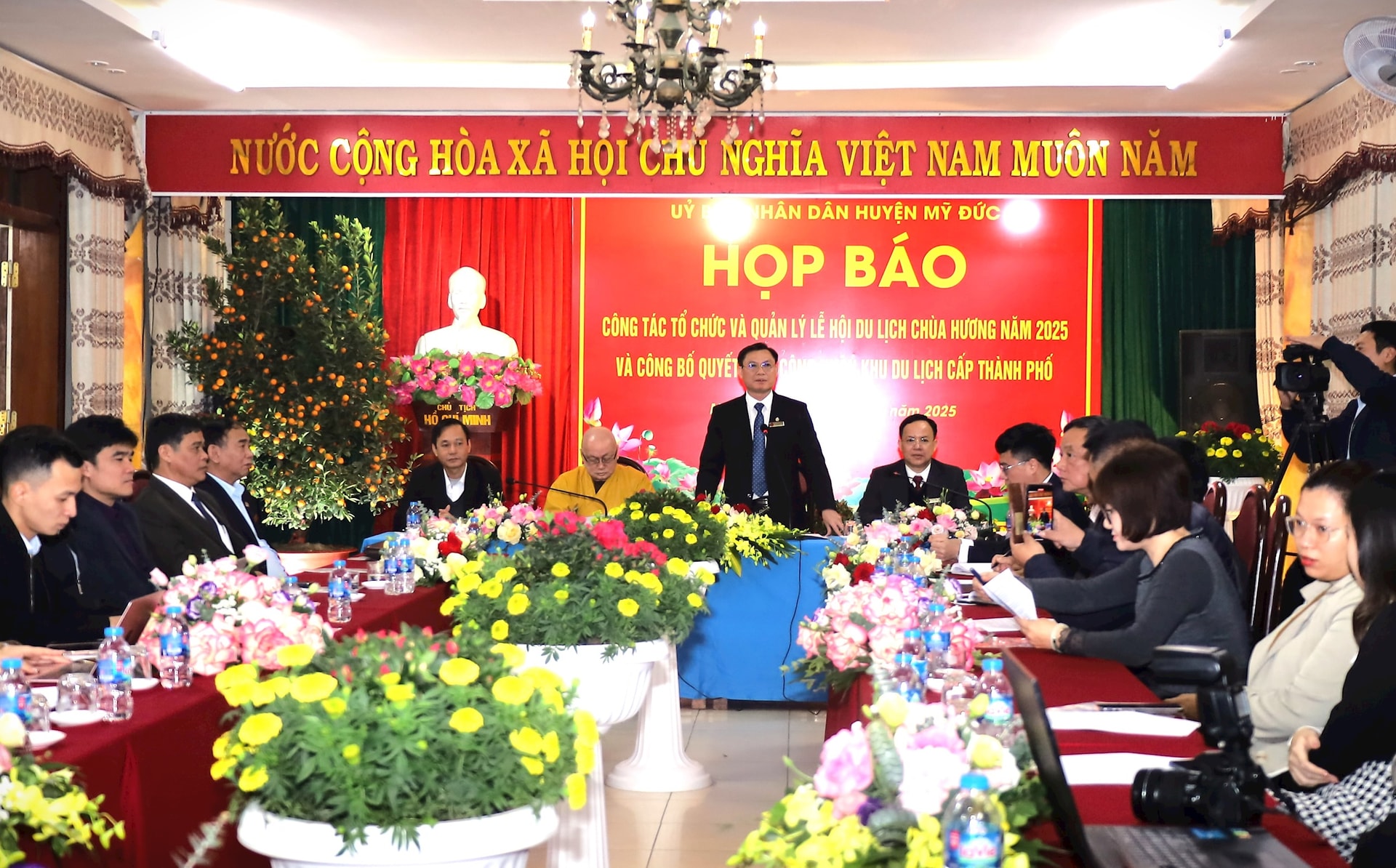 quang-canh-buoi-hop-bao-le-hoi-chua-huong1(1).jpg