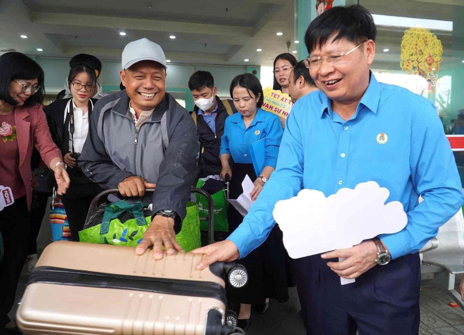 Công đoàn đưa 110 công nhân và người thân về quê đón Tết