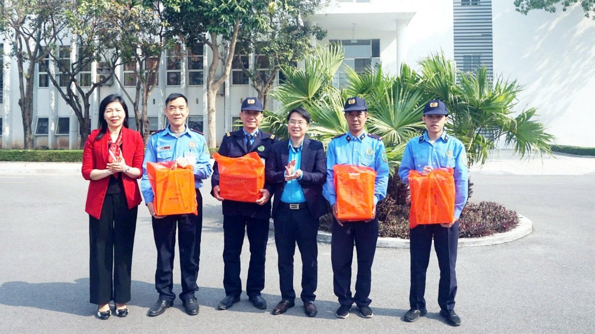 Mang những phần quà Tết nghĩa tình đến đoàn viên, người lao động quận Long Biên