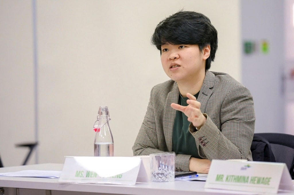 Bà Wen-Yu Weng cố vấn trực tiếp cho các bạn thí sinh trong cuộc thi Bà Wen-Yu Weng cố vấn trực tiếp cho các bạn thí sinh trong cuộc thi