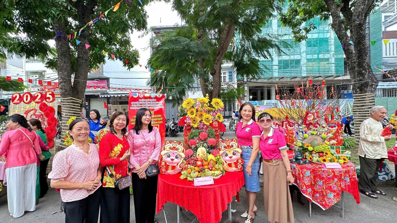 Phần thi trang trí mâm ngũ quả ngày Tết của người dân Khu phố 18 phường Tân Kiểng. Ảnh: Duy Anh.