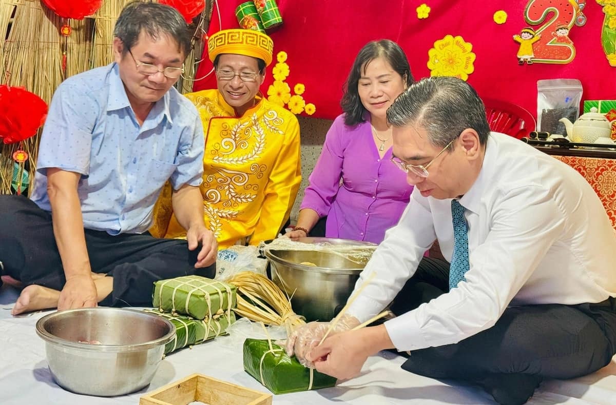 Phó Bí thư Thành ủy, Chủ tịch Ủy ban MTTQ Việt Nam Thành phố Hồ Chí Minh Nguyễn Phước Lộc tham gia gói bánh chưng tại Ngày hội 