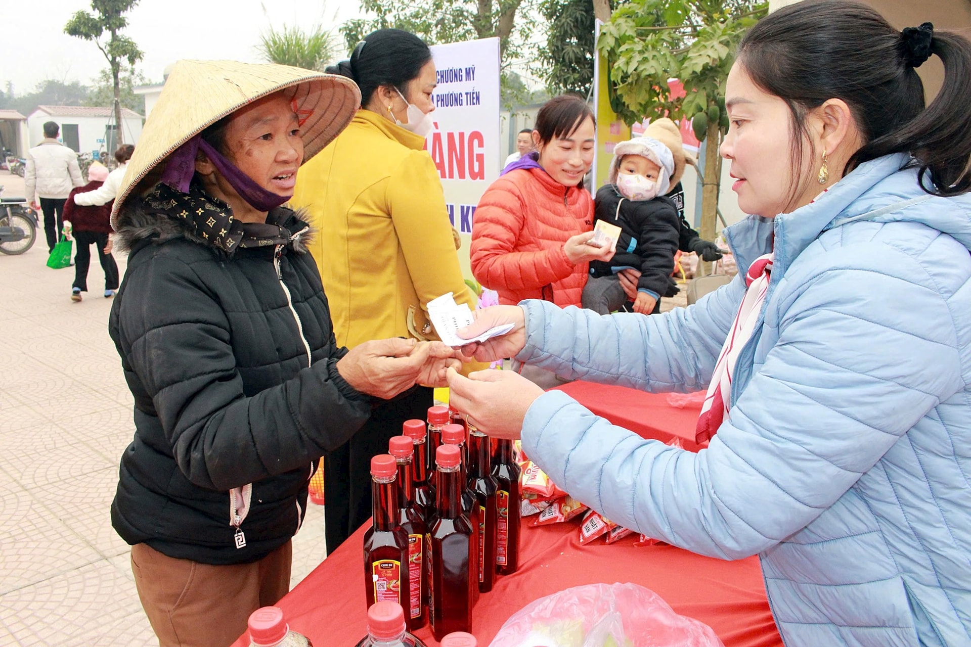 huyen-chuong-my-to-chuc-gian-hang-0-dong-ho-tro-nguoi-ngheo-don-tet3.jpg