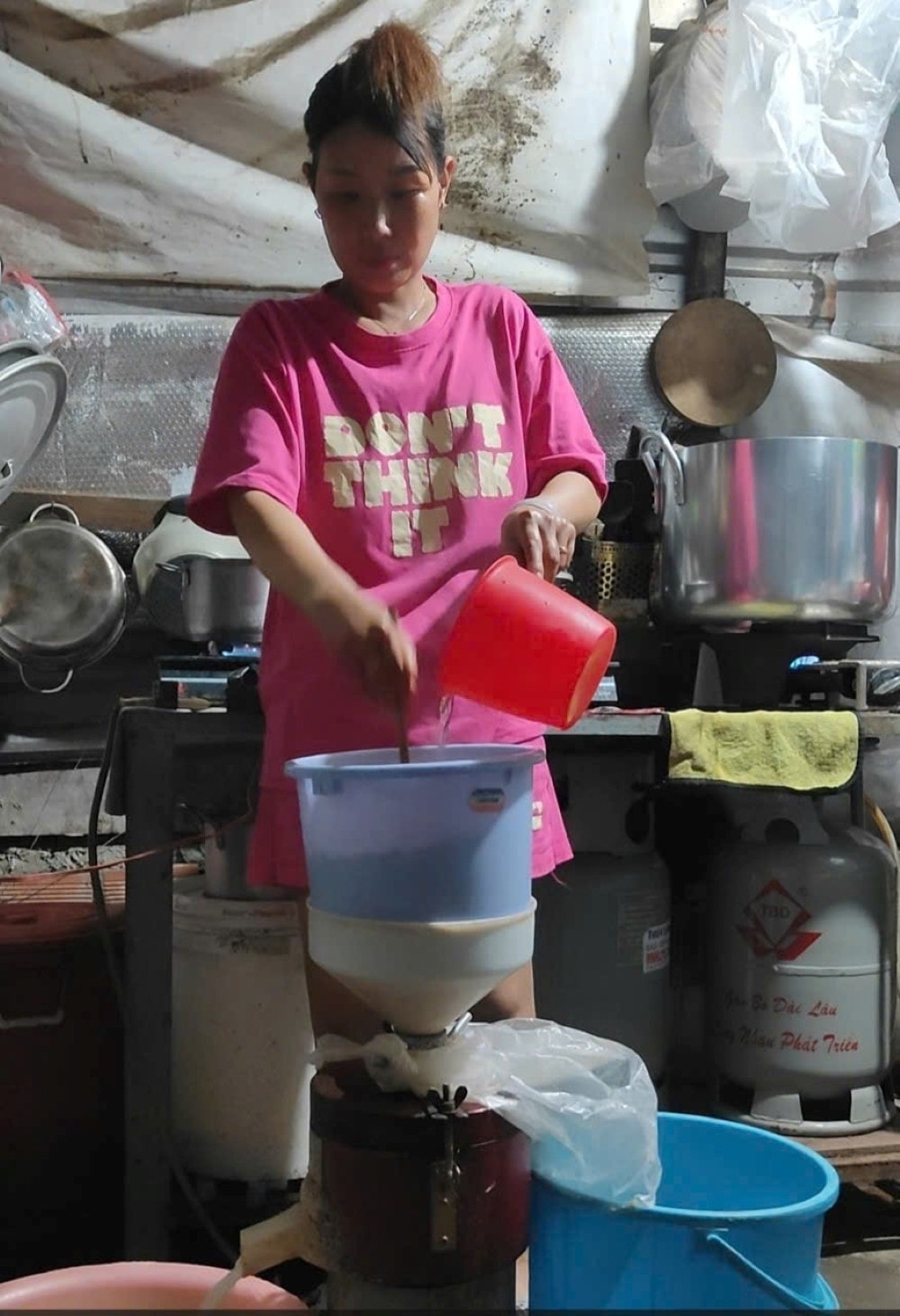 Chị Huỳnh Kim Tiền chuẩn bị cho một ngày mưu sinh