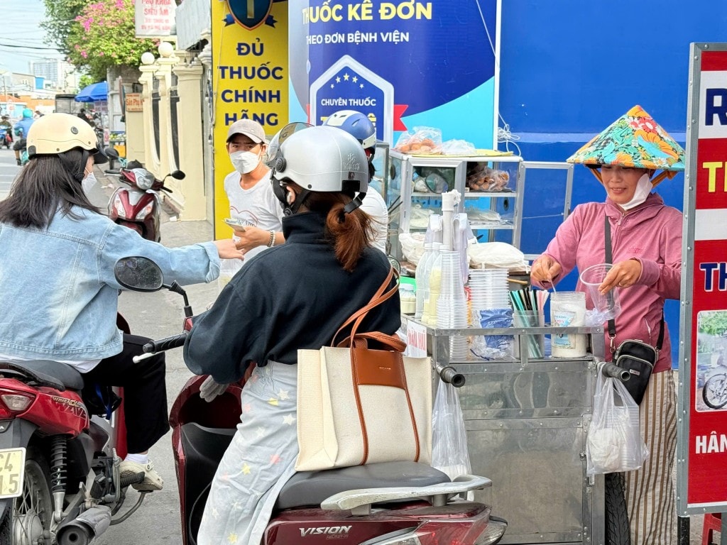 Chị Tiền buôn bán bên góc đường Phạm Văn Đồng