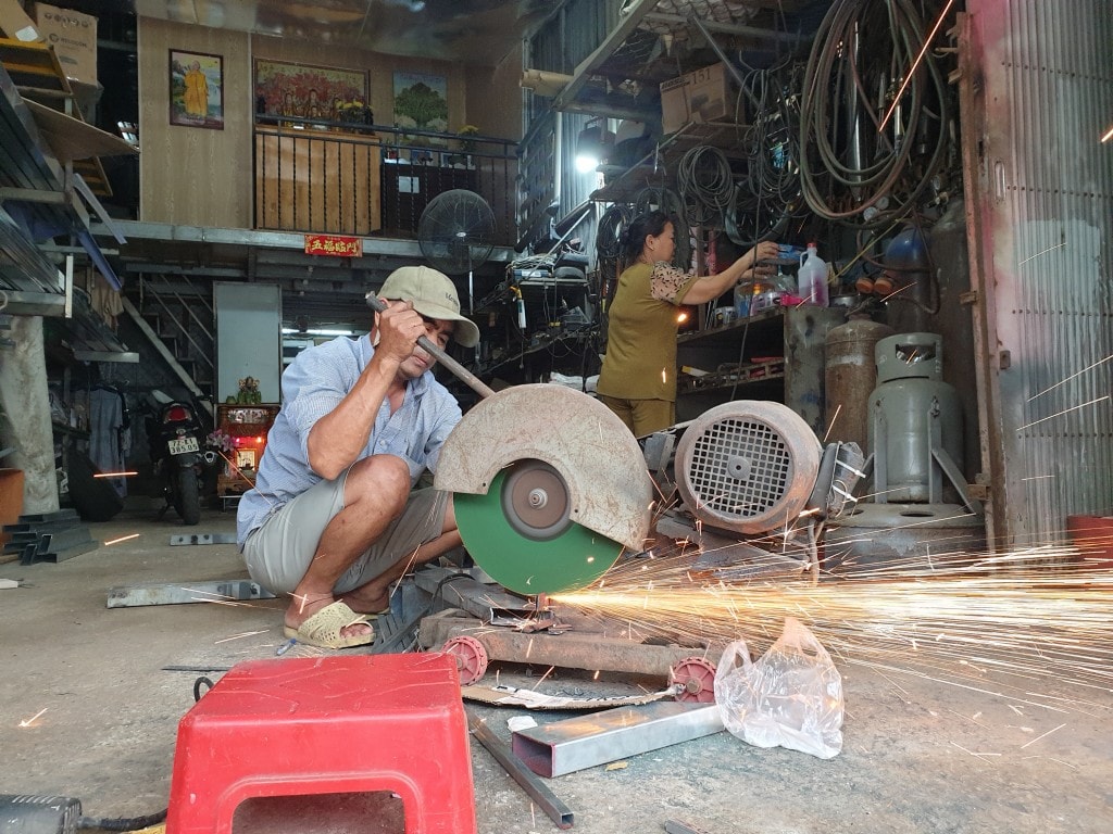 Gia đình anh Bình - chị Ngọc Anh đang chuẩn bị gia công hàng giao cho khách