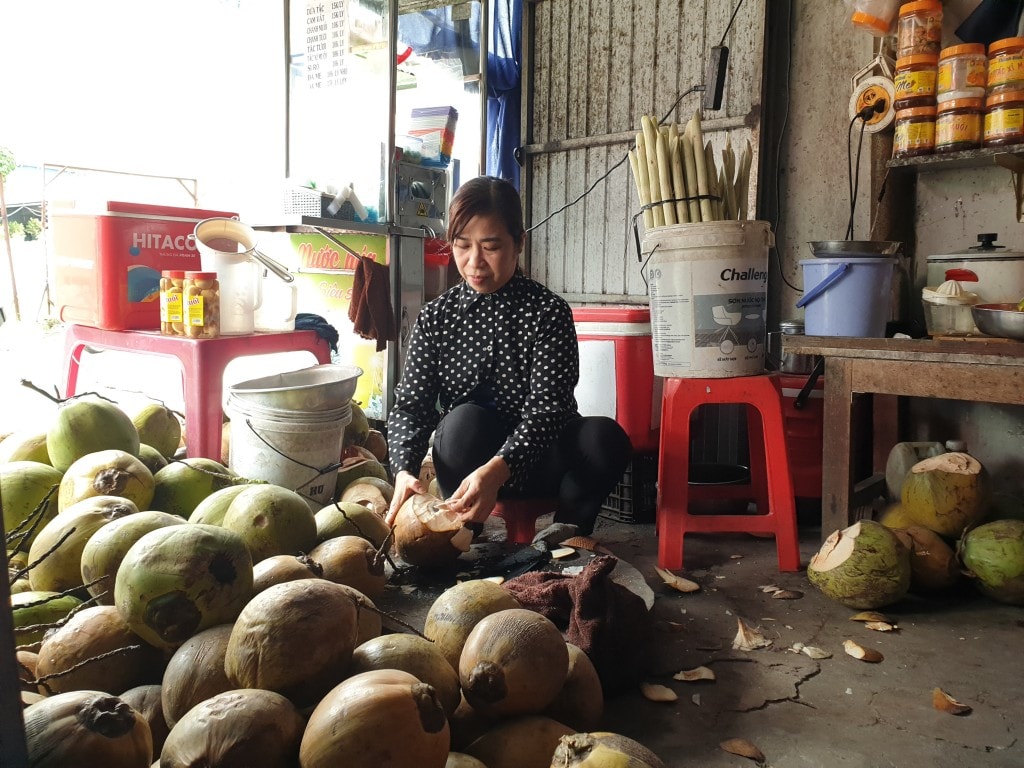 Chị Loan đang chặt dừa giao cho khách