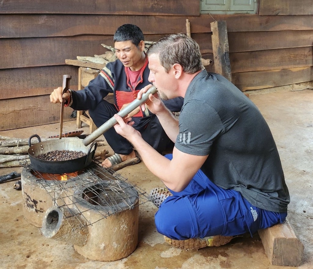 Du khách có thể trải nghiệm rang cà phê bằng chảo, một nét văn hóa lâu đời của đồng bào Ê đê