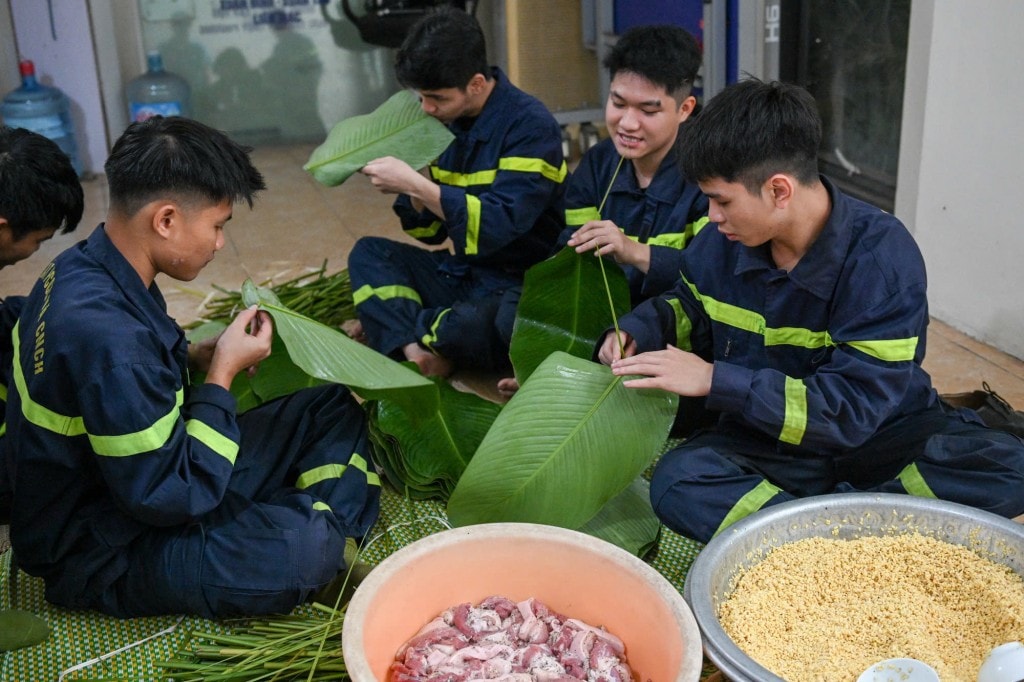 Nhiều cán bộ chiến sĩ trẻ lần đầu gói bánh chưng nhưng tham gia rất hào hứng, việc này góp phần nâng cao đoàn kết trong đơn vị