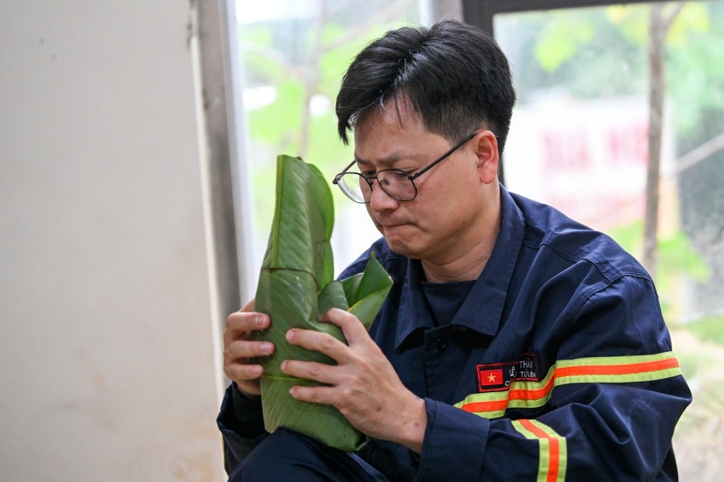 Từ những người chưa bao giờ gói bánh chưng, nhưng sau nhiều năm đón Tết xa nhà, những người lính trẻ này đã có thể gói bánh một cách thuần thục