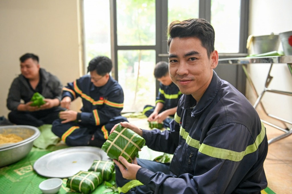 Tiếng cười nói rộn ràng hòa cùng không khí Tết sớm đã xua tan những mệt mỏi của công việc thường ngày.
