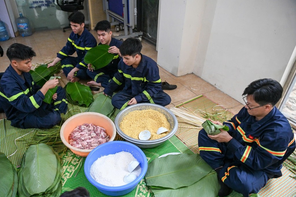 Các cán bộ, chiến sĩ vừa túc trực nhiệm vụ vừa quây quần gói bánh chưng đón Tết Nguyên đán Ất Tỵ 2025