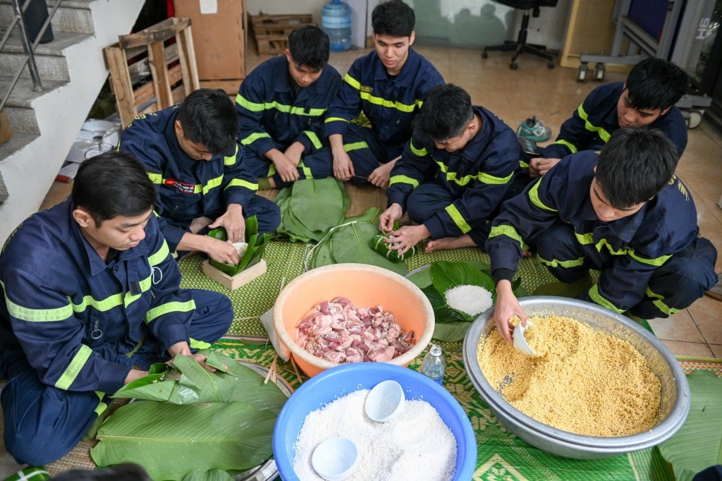 Ngay từ sáng sớm, cán bộ, chiến sĩ Đội Cảnh sát Phòng cháy chữa cháy và Cứu nạn cứu hộ Công an quận Bắc Từ Liêm tất bật phân công nhau lo việc gói bánh chưng.