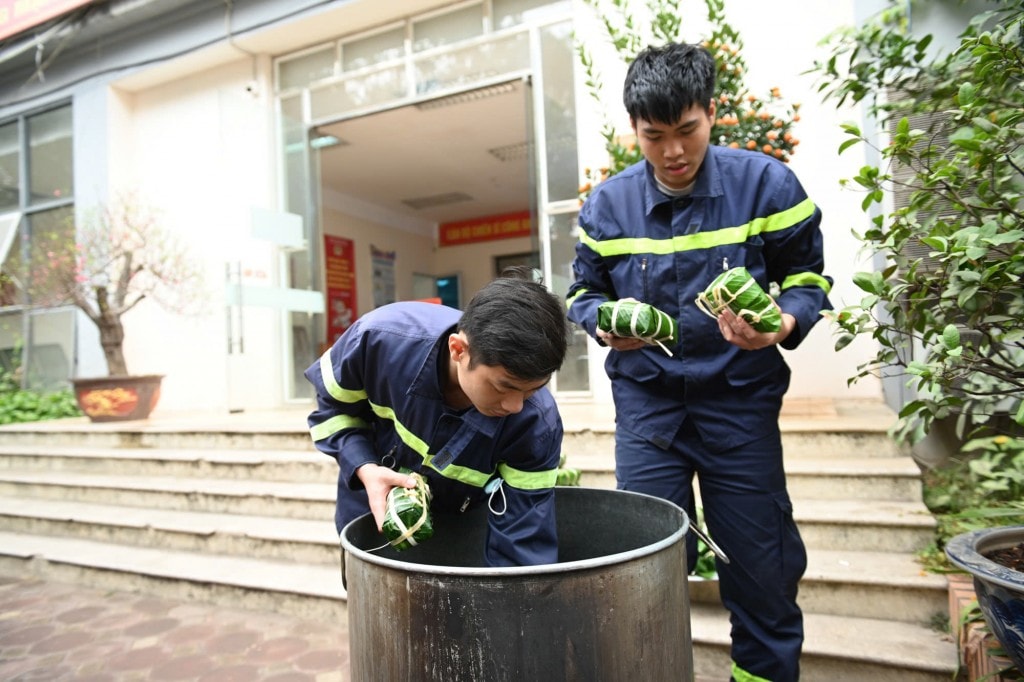Cán bộ, chiến sĩ xếp những chiếc bánh chưng vào nồ