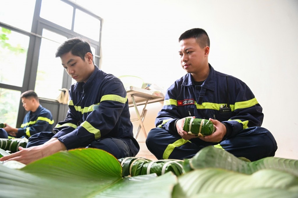 Mỗi người phụ trách một công đoạn, ai cũng hào hứng bởi đây là niềm động viên tinh thần đối với mỗi người lính khi phải đón Tết xa nhà