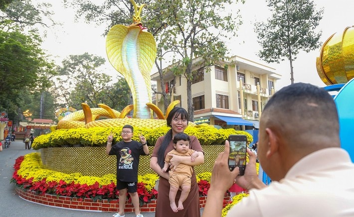 tuy mới hoàn thành nhưng đã thu hút nhiều người dân, du khách đến chiêm ngưỡng và chụp hình lưu niệm