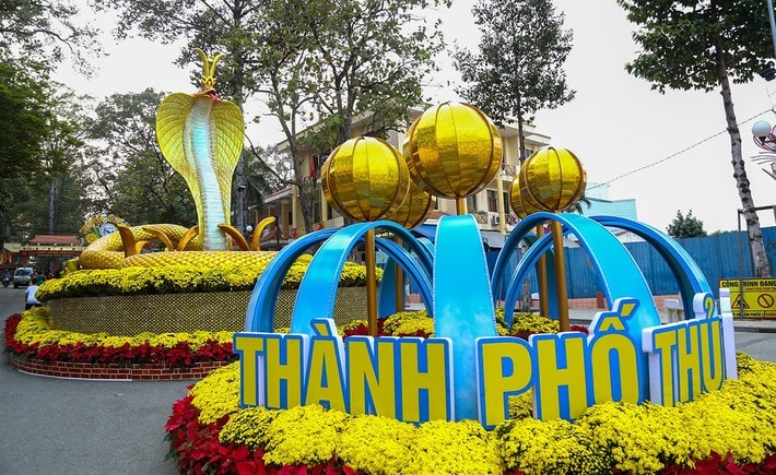 Linh vật rắn được các giáo viên, học sinh Trường Trung cấp Văn hóa - Mỹ thuật Bình Dương chế tác hơn 1 tháng. Đến tối 24/1, linh vật rắn vàng đã được đưa đến đặt tại trung tâm ngã sáu TP Thủ Dầu Một.
