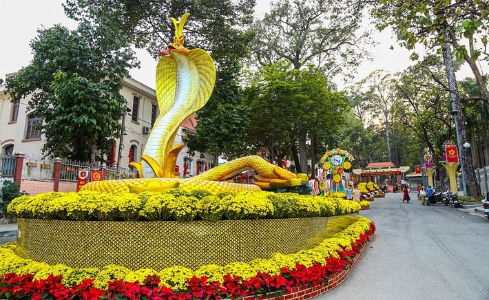 Linh vật rắn có chiều dài 10m, cao 5 mét với mang bành của rắn rộng gần 2m. Nếu tính phần uốn lượn của thân rắn có chiều dài khoảng 18m, phần lõi và đế được làm bằng khung thép để đảm bảo cố định, chắc chắn