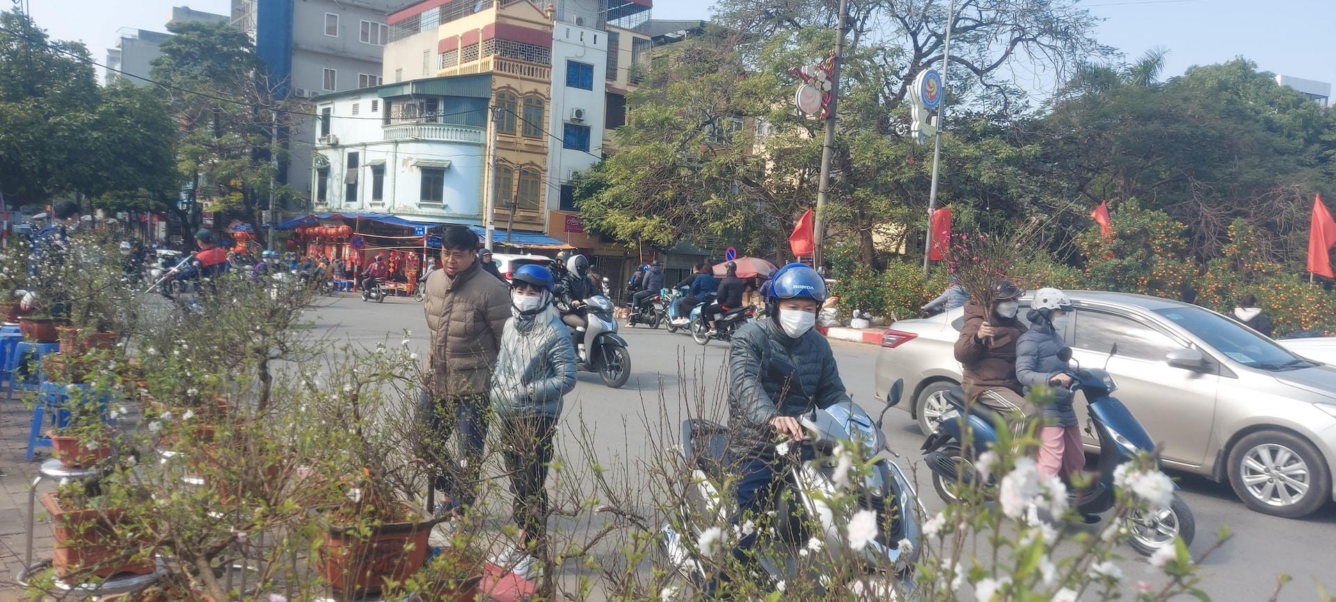 thoi-tiet-ha-noi-thuan-loi-cho-nguoi-dan-mua-sam-tet.jpg