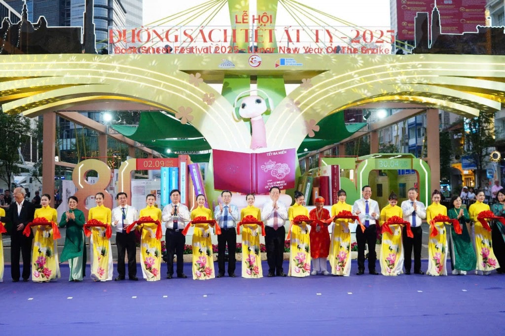 Uỷ viên Bộ Chính trị, Bí thư Trung ương Đảng, Trưởng Ban Tuyên giáo Trung ương cùng các đại biểu thực hiện nghi thức khai mạc Lễ hội đường sách Tết 2025