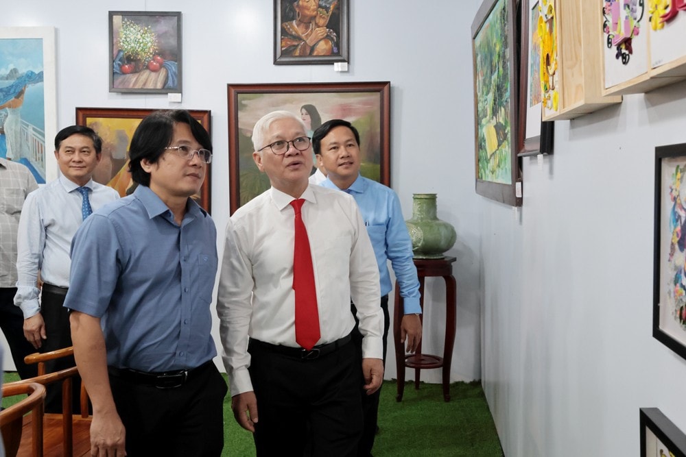 Bí thư Tỉnh ủy Nguyễn Văn Lợi tham quan không gian trưng bày các tác phẩm mỹ thuật, không gian biểu diễn văn nghệ 