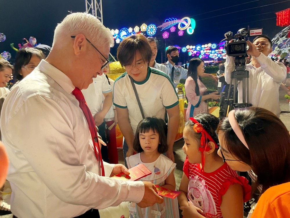 Nhiều trẻ em được Bí thư Tỉnh ủy Bình Dương lì xì. 
