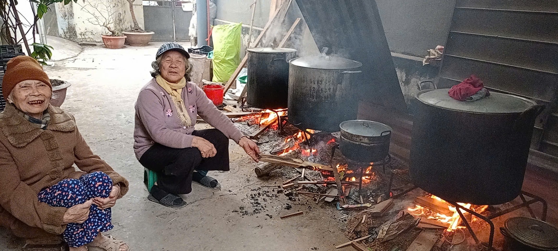 Người dân xóm Đình Nam, thôn Đại Phùng, xã Đan Phượng, huyện Đan Phượng cùng nhau nấu chung bánh chưng Tết. Ảnh: Bùi Quyên