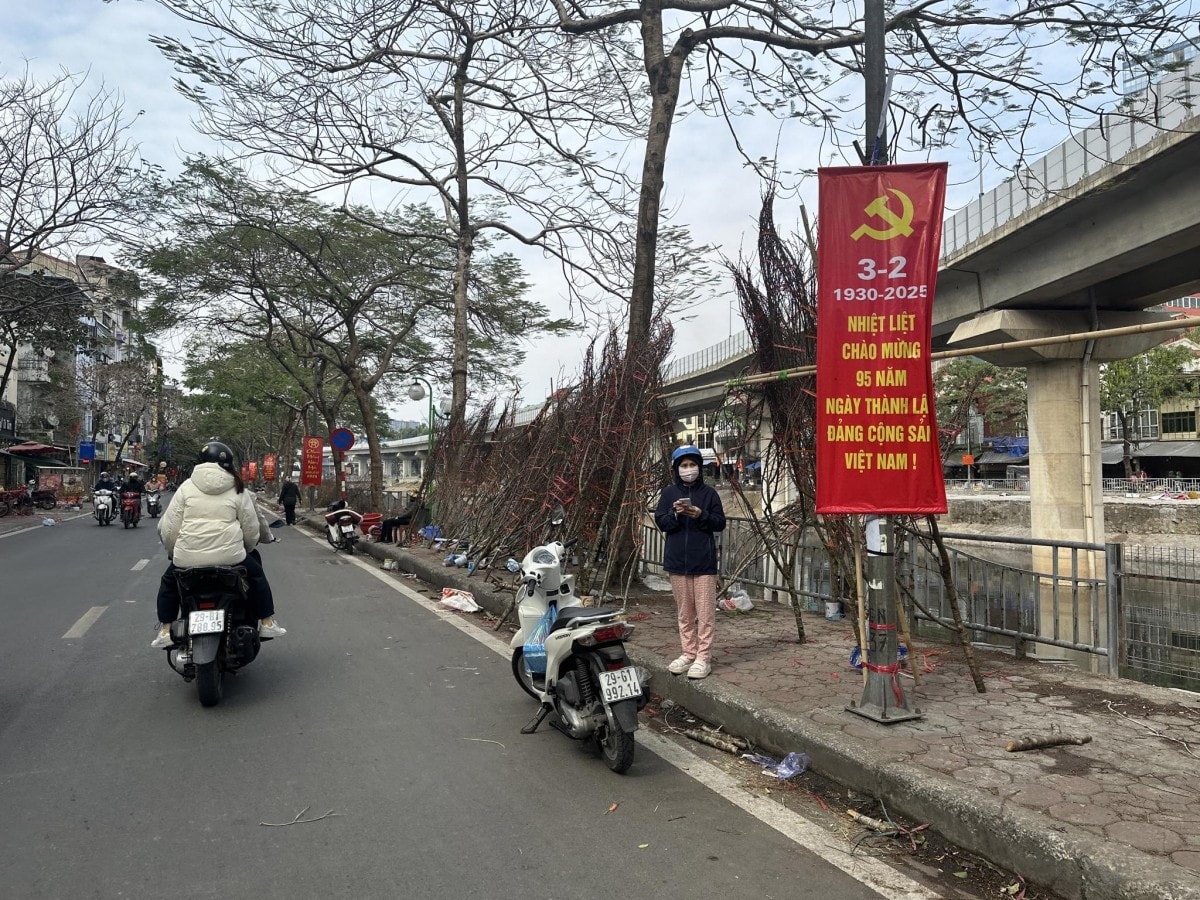 Chợ ngày 30 Tết, hàng hoá dồi dào, sức mua không tăng
