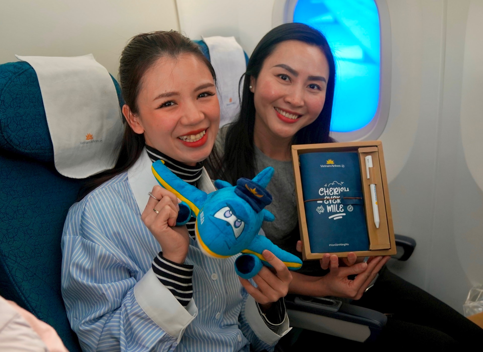 anh-6.1-vietnam-airlines-cung-danh-tang-hanh-khach-nhung-mon-qua-y-nghia-nhu-so-tay-va-mascot-cua-hang.jpg