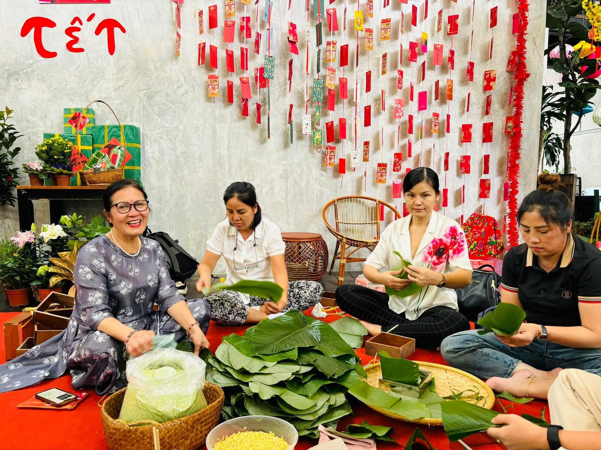 ba-tran-thi-trang-ngoai-cung-ben-trai-tai-goc-trai-nghiem-van-hoa-goi-banh-chung..jpg