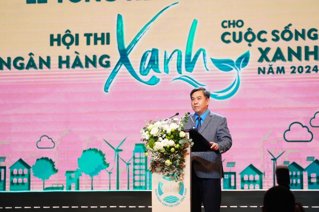 Đồng chí Trần Hồng Tuấn, Phó Chủ tịch Công đoàn NHVN, Phó trưởng Ban tổ chức báo cáo kết quả hội thi