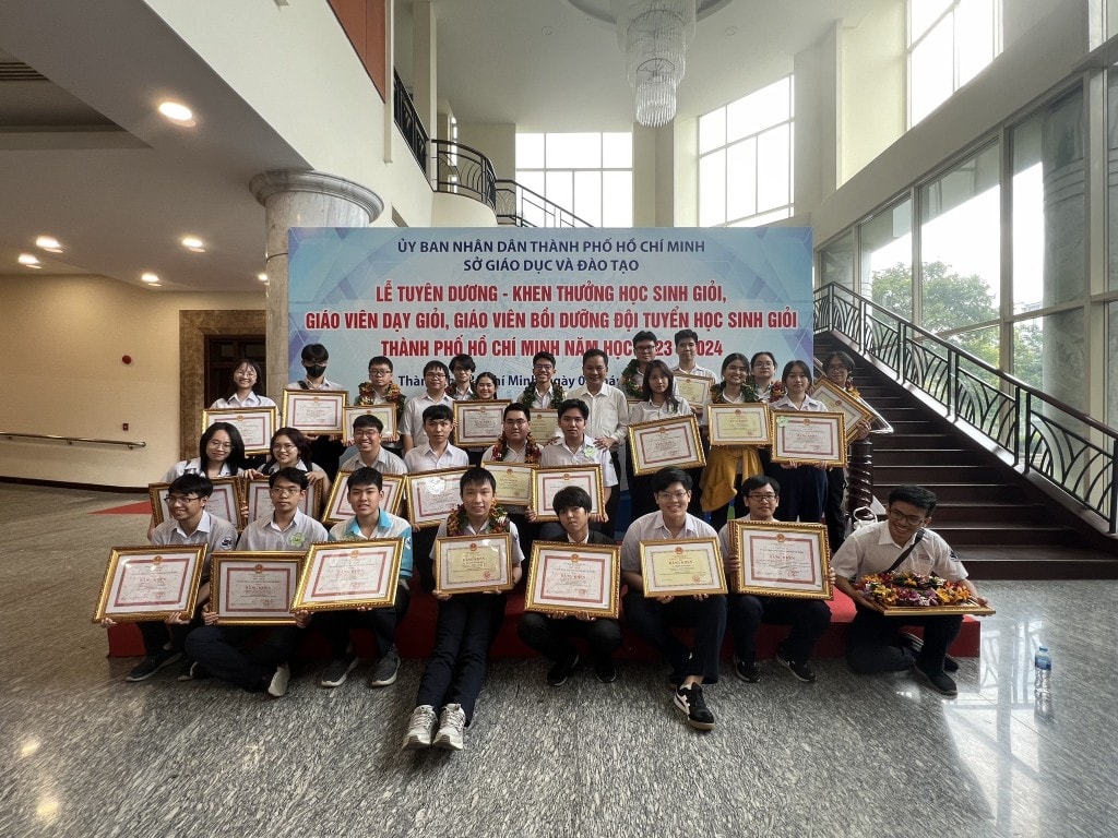 Tập thể thầy và trò trường Phổ thông Năng khiếu Thành phố được vinh danh trong Lễ tuyên dương - khen thưởng học sinh giỏi, giáo viên dạy giỏi, giáo viên bồi dưỡng đội tuyển học sinh giỏi TP Hồ Chí Minh năm học 2023 - 2024