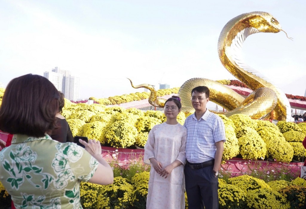 Đường hoa thu hút đông đảo du khách tới tham quan và chụp ảnh những ngày đầu năm mới 