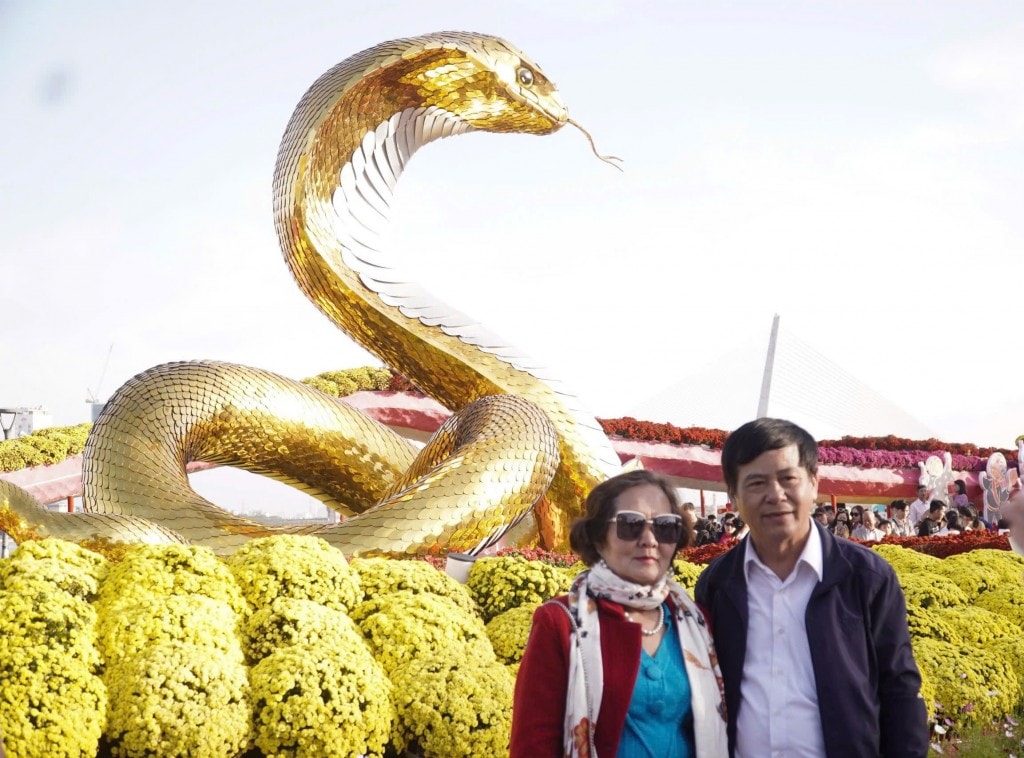 Ai cũng xúng xính trong những bộ quần áo mới, ghi lại cho nhau những hình ảnh đẹp bằng điện thoại hoặc máy ảnh cá nhân