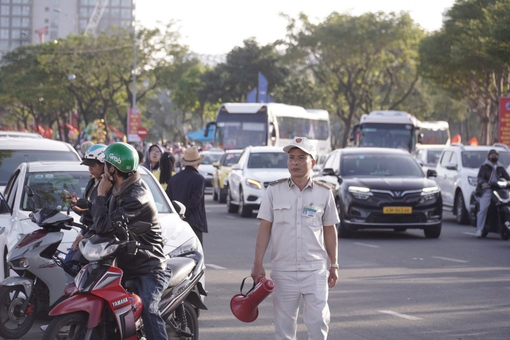 Lực lượng chức năng đã bố trí nhiều chốt an ninh dọc tuyến phố đi bộ, điều tiết phương tiện giao thông, đảm bảo an ninh trật tự